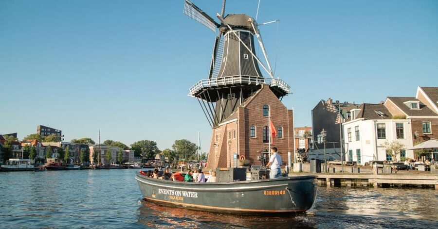 Haarlem Private Canal Tour with Bites and Unlimited Drinks - The first views: gabled houses and St. Bavo’s Cathedral