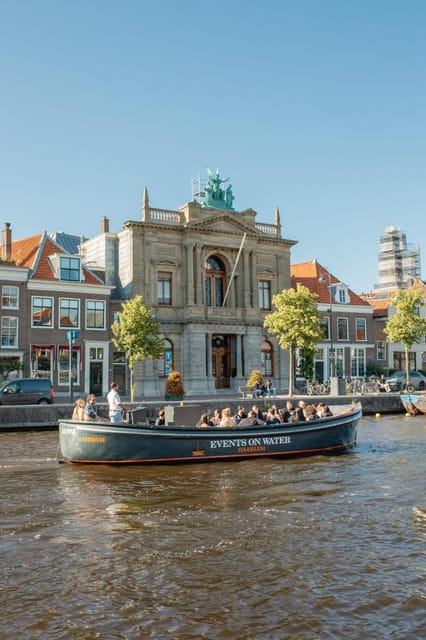 Haarlem: Sightseeing Boat Tour with Snacks and Drinks - Teylers Museum and the opening canal views