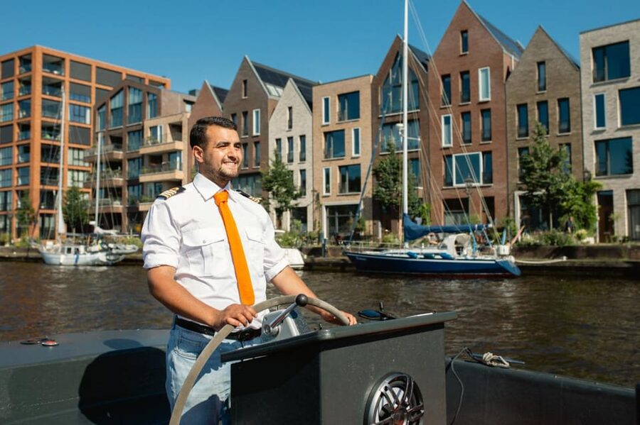 Haarlem: Sightseeing Boat Tour with Snacks and Drinks - Stadsschouwburg and Kathedrale Basiliek Sint Bavo