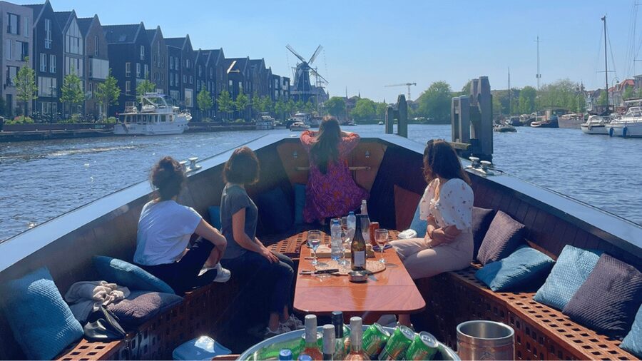 Haarlem: Sightseeing Boat Tour with Snacks and Drinks - Snacks, drinks, and the value of $34