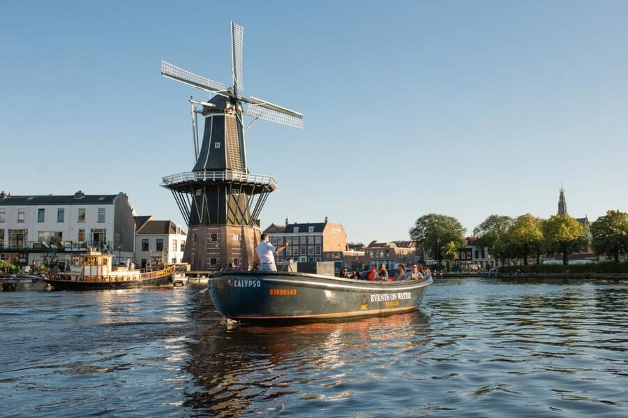 Haarlem: Sightseeing Boat Tour with Snacks and Drinks - Boarding at Nieuwe Gracht 80