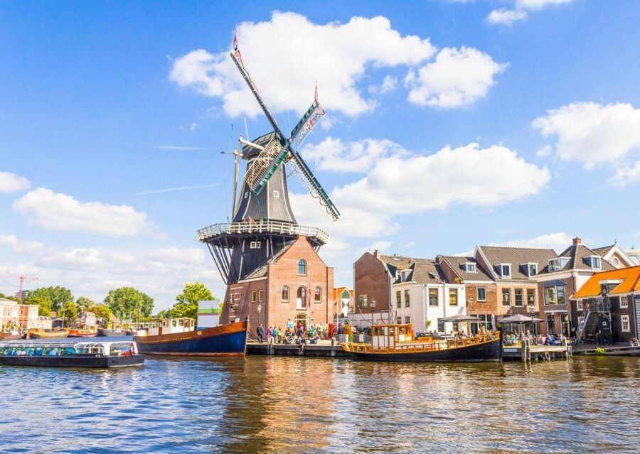 Haarlem: Sightseeing Canal Cruise through the City Center - Starting beside Teylers Museum and the Spaarne