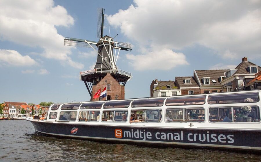 Haarlem: Sightseeing Canal Cruise through the City Center - Following the Spaarne through the old center