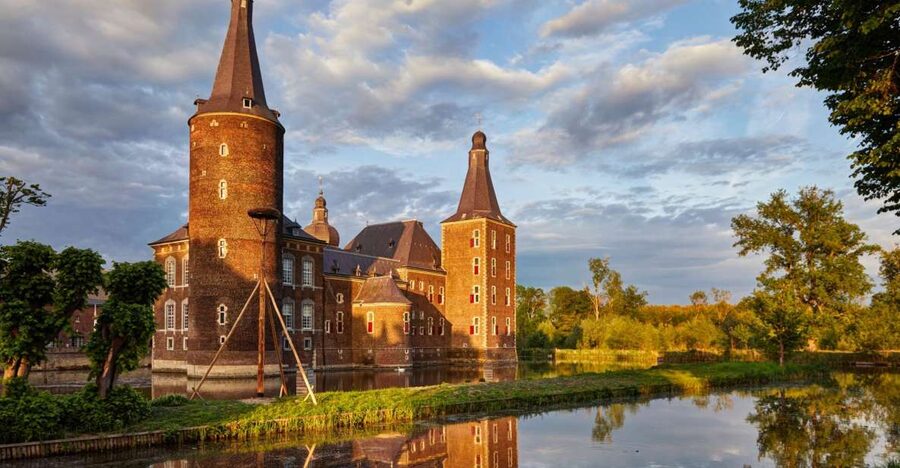 Hoensbroek: Entry Ticket to Hoensbroek Castle - Entering a castle built around 1250