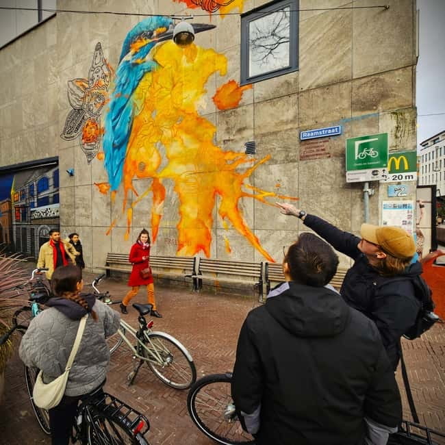 Interactive Safe 2,5hr Bike tour with Entertaining Guide - What makes the storytelling work
