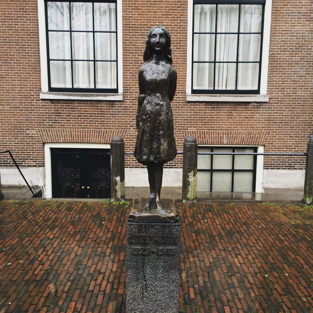 Jordaan, Anne Frank and Leidseplein tour in English - Walking the Jordaan for its local feel