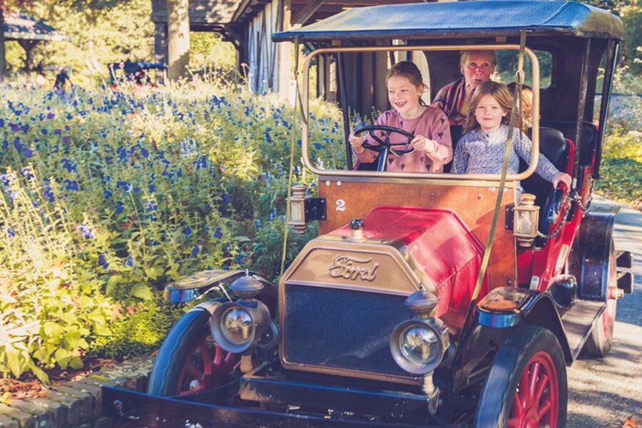 Kaatsheuvel: Efteling Theme Park Day Admission Ticket - Raveleijn and Aquanura: plan your day around shows