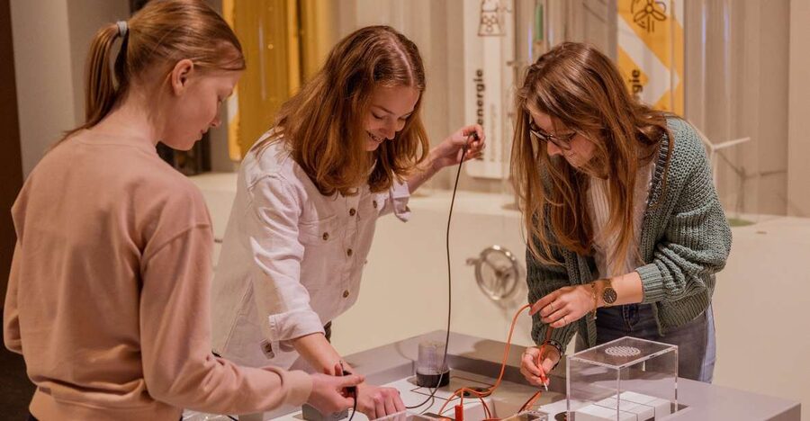Kerkrade: Discovery Museum Entry Ticket - Science Theater shows the ideas in action