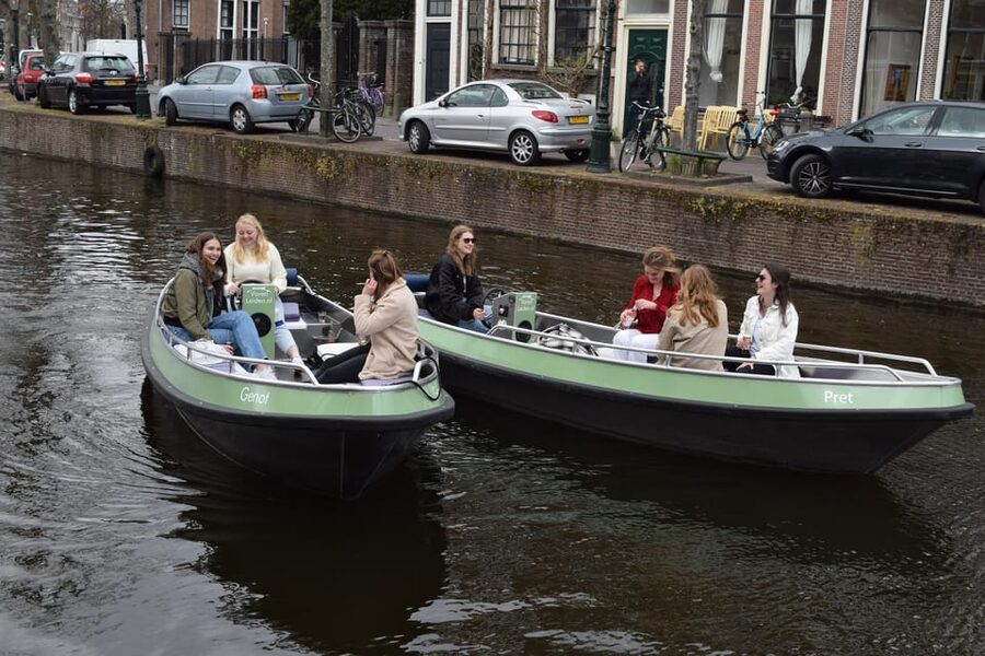 Leiden: Electric Boat Rental - Getting used to the electric controls