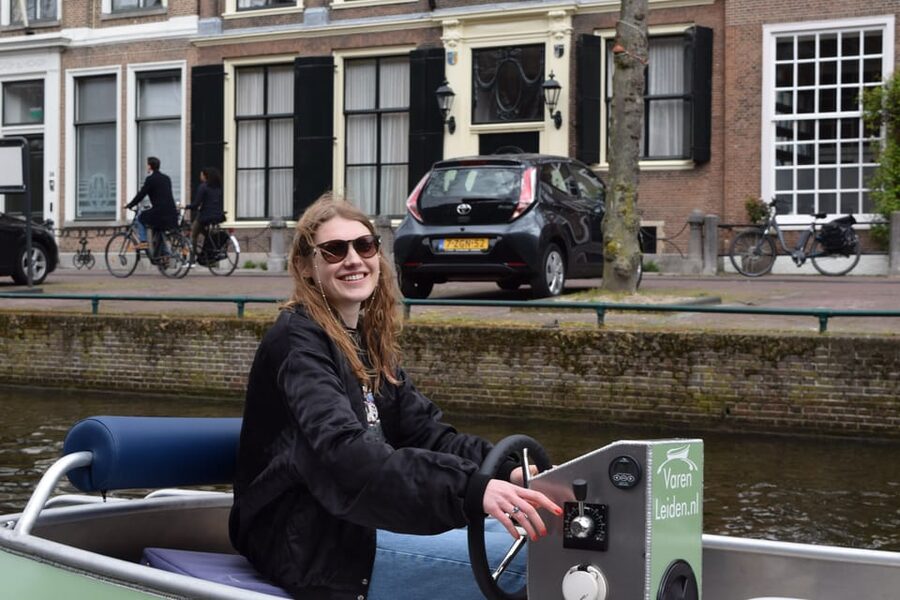 Leiden: Electric Boat Rental - Following the canals around Leiden