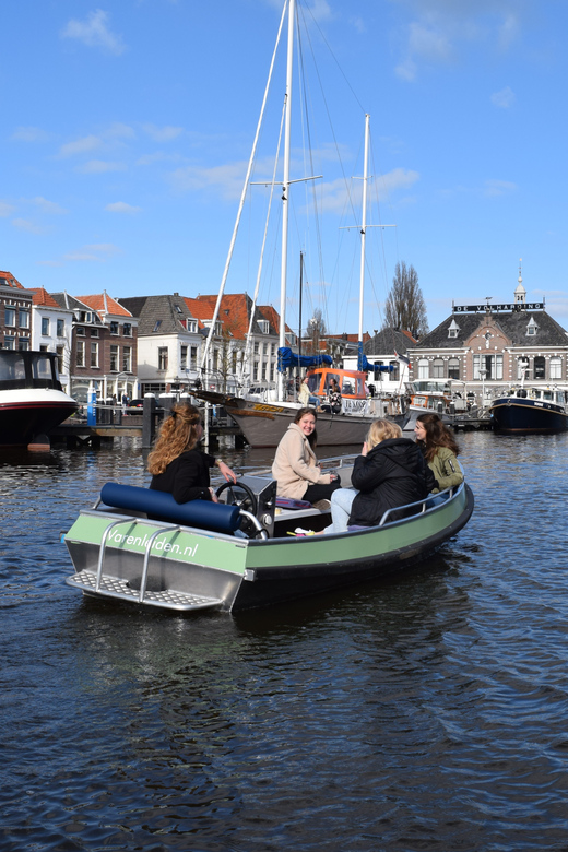 Leiden: Electric Boat Rental - Finding green space along the Singelpark