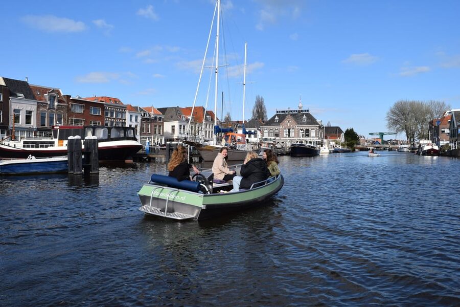 Leiden: Electric Boat Rental - Group size and the real value of $112