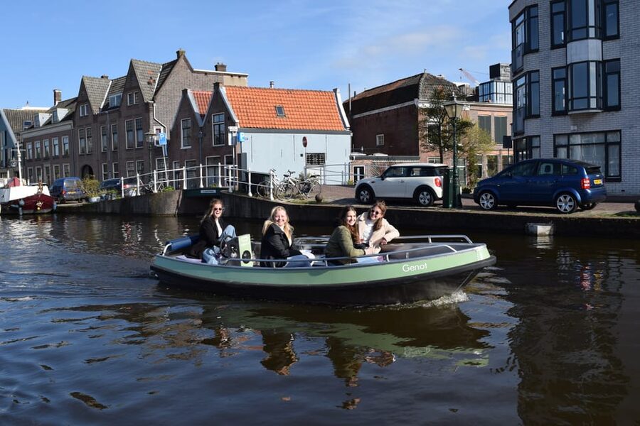 Leiden: Electric Boat Rental - Who will enjoy this most