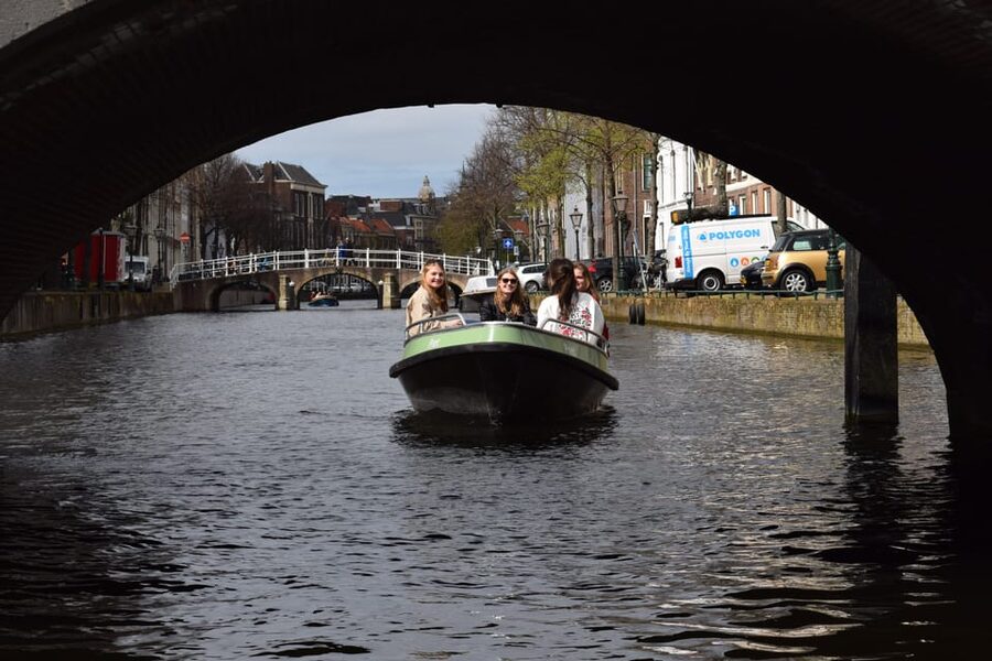 Leiden: Electric Boat Rental - Starting at Aalmarkt 4