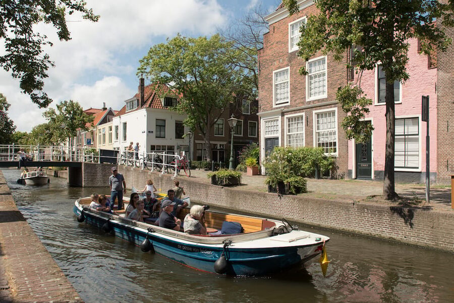 Leiden: Guided City Canal Cruise - Museum De Lakenhal and the city’s working past