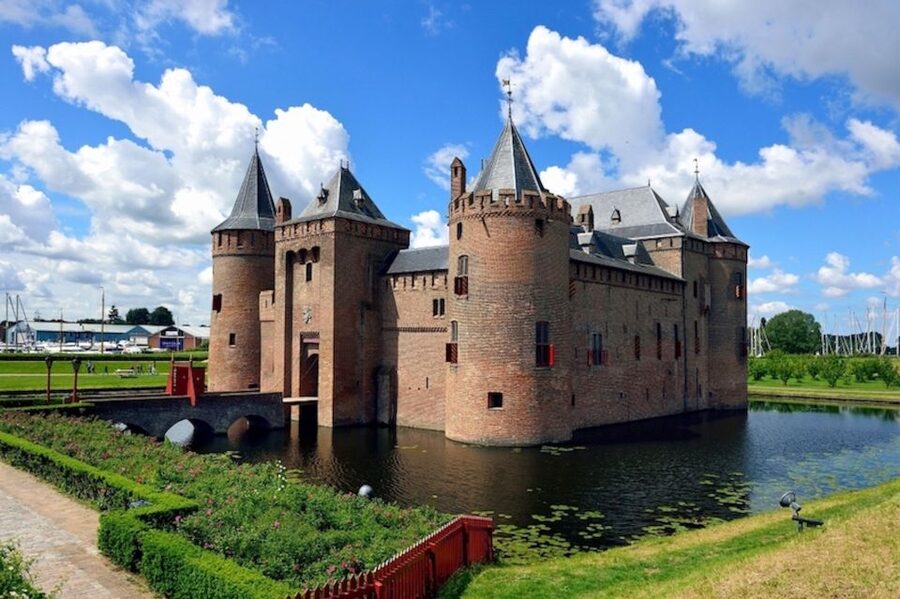 Muiden: Entry Ticket to Muiderslot Castle - Arriving at Muiderslot from Herengracht 1