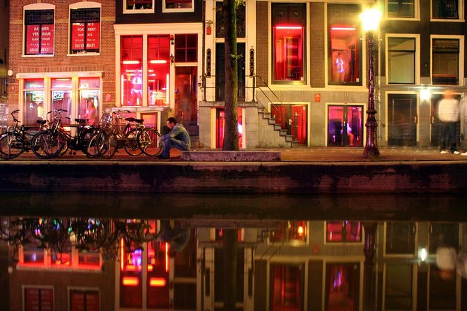 Private Amsterdam Red Light District and Coffee Shop Tour - The smallest house and Amsterdam’s cramped streets