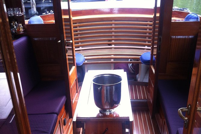 Private boat tour on a electric saloon boat - What your captain adds to the ride