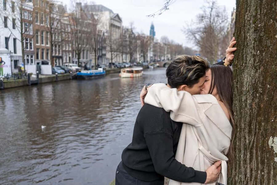 Romantic Photoshoot Experience for Couples in Amsterdam - Why the 9 Straatjes works so well for romantic photos
