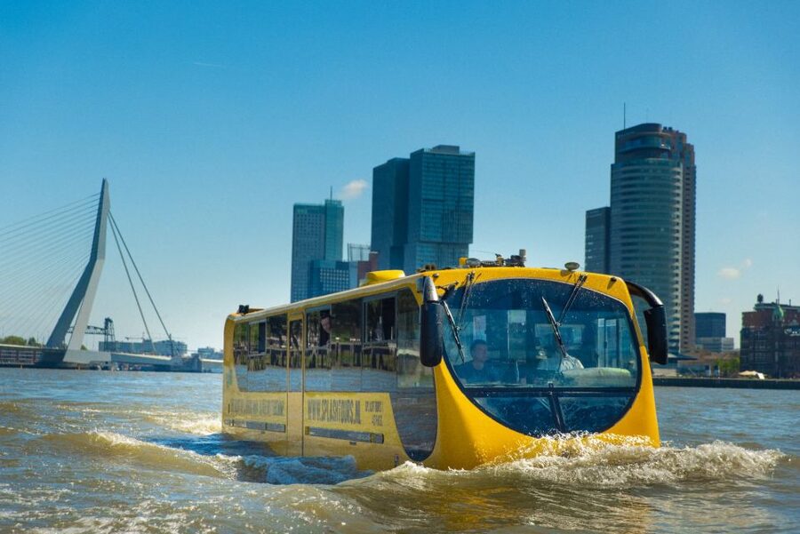 Rotterdam: 1-Hour Sightseeing Splash Tour - The guides make or break the hour
