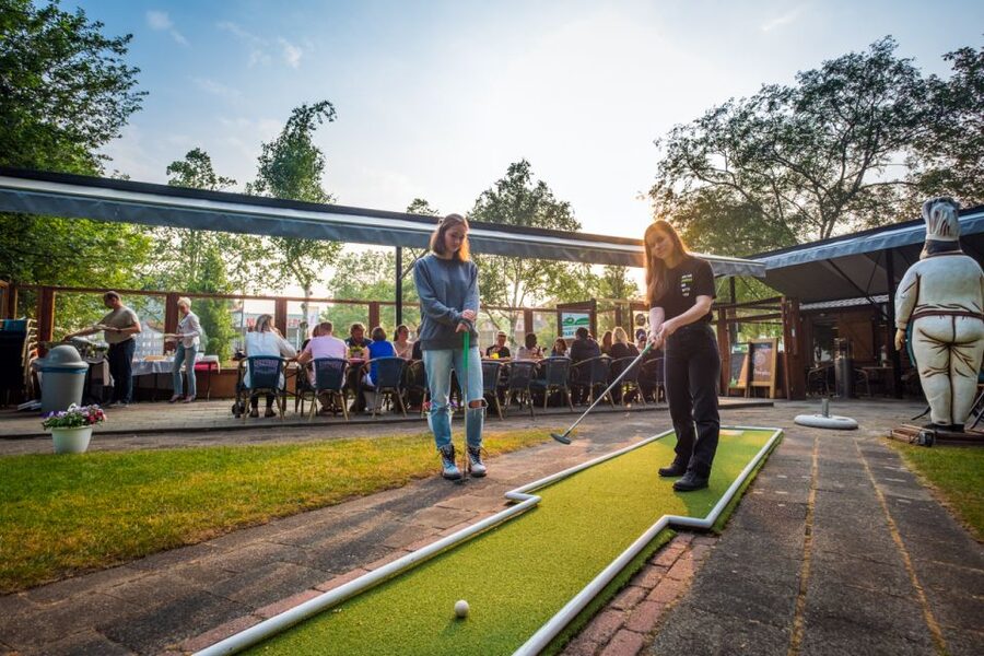 Rotterdam: 18-Hole Mini-Golf Game - Playing all 18 holes