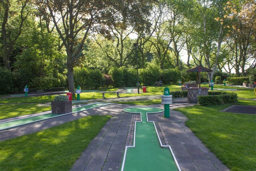 Rotterdam: 18-Hole Mini-Golf Game - Equipment for toddlers and younger children