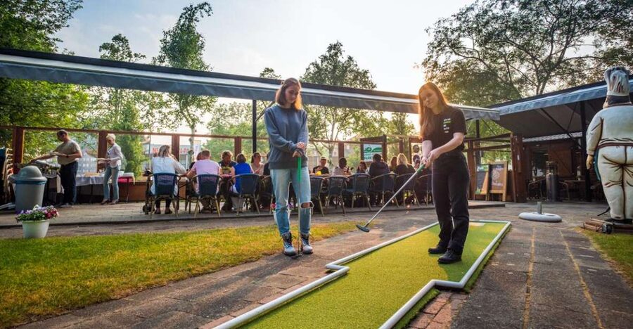 Rotterdam: 18-Hole Mini-Golf Game - Finding the course near Euromast Park