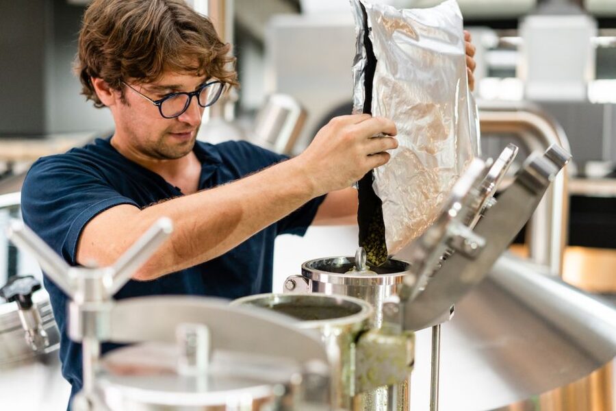 Rotterdam: Stadshaven Brewery Tour with Beer Tastings - A short route through the brewing operation