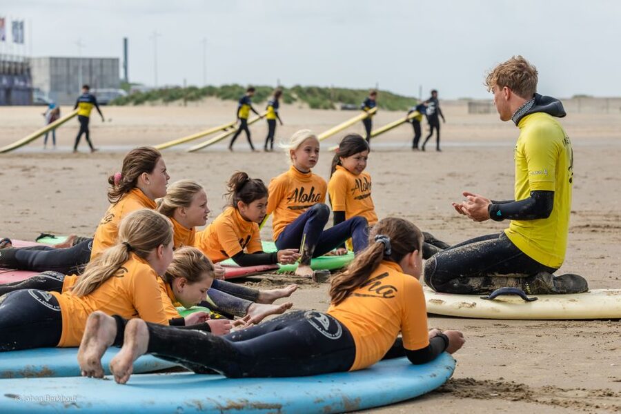 Scheveningen Beach: 2-Hour Surf Experience for Adults - Group lesson or private session?