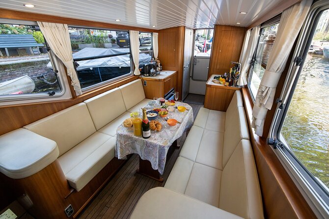 Small Group Boutique All-Inclusive Tour (max 12 p) With Captain - Why a small Amsterdam canal boat makes a difference