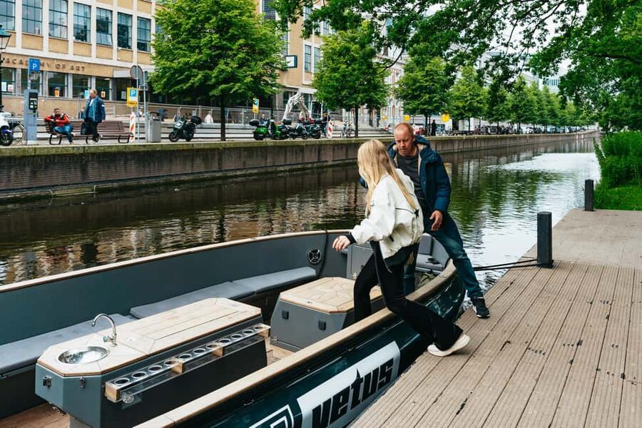 The Hague: Canal Cruise with music from local artists - Is $17 a fair price?