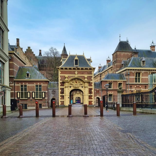 The Hague: City Walking Tour - Meeting Willem I and Entering the Binnenhof