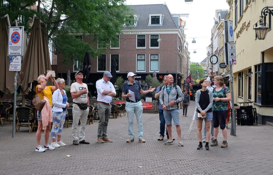 The Hague: Courtyard Walking Tour - Finding courtyards behind ordinary walls