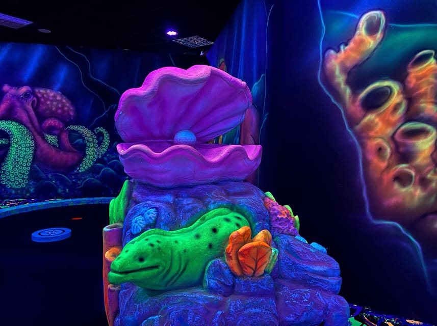 The Hague: Glowgolf Glow in the Dark Indoor Minigolf - Finding GlowGolf inside Palace Promenade