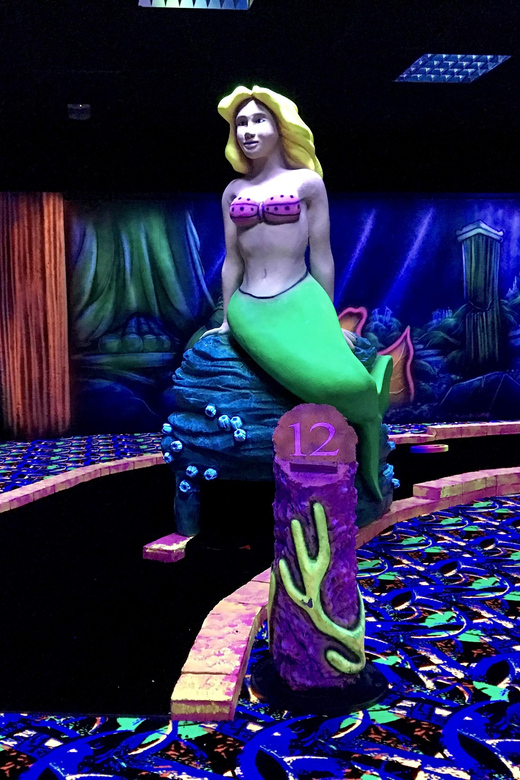 The Hague: Glowgolf Glow in the Dark Indoor Minigolf - Why the indoor setting matters in The Hague