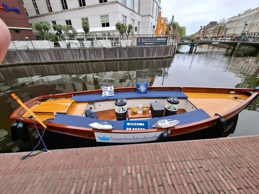 The Hague: Private Boattour up to 10 persons - A 75-minute route through central The Hague