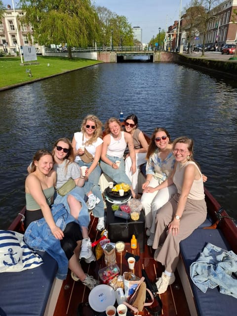 The Hague: Private Boattour up to 10 persons - Meeting across from the Hilton Hotel