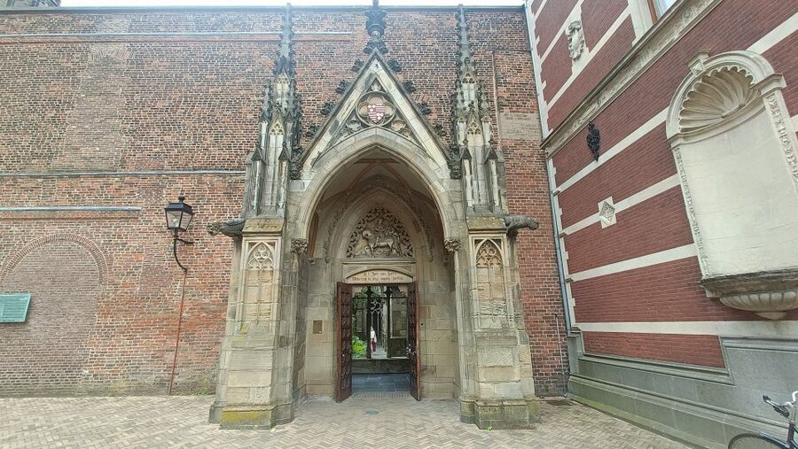 Utrecht: Guided Highlights Walking Tour - De Krakeling, De Zakkendrager, and the church bar