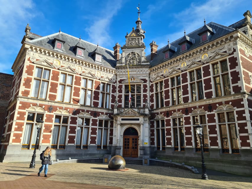 Utrecht Quiz Tour - Looking up from the phone