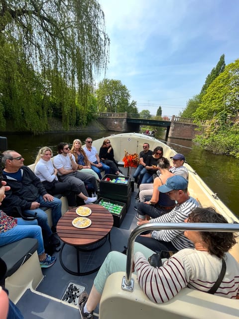 Visit Amsterdam by Boat with a French Guide (french) - Oosterdokskade 8 and the first minutes afloat