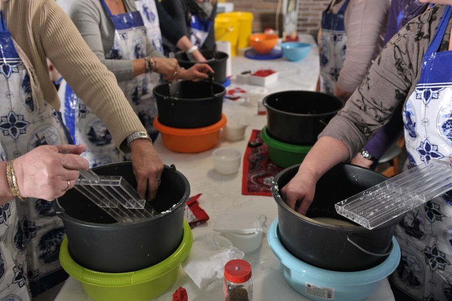 Volendam: 2.5-Hour Cheesemaking Workshop & Clog Making Tour - What happens during the 2.5-hour visit