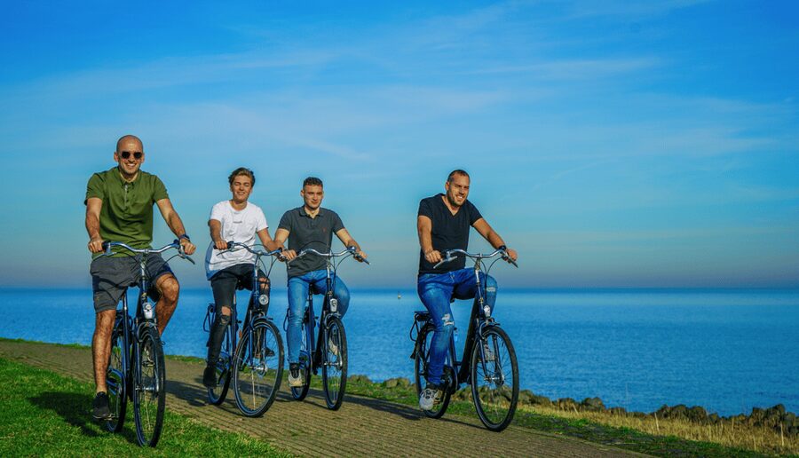 Volendam: Bike Rental including Highlights-Routes - Starting beneath Volendam’s dike