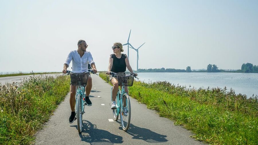 Volendam: Bike Rental including Highlights-Routes - Marken and the long dike across the lake