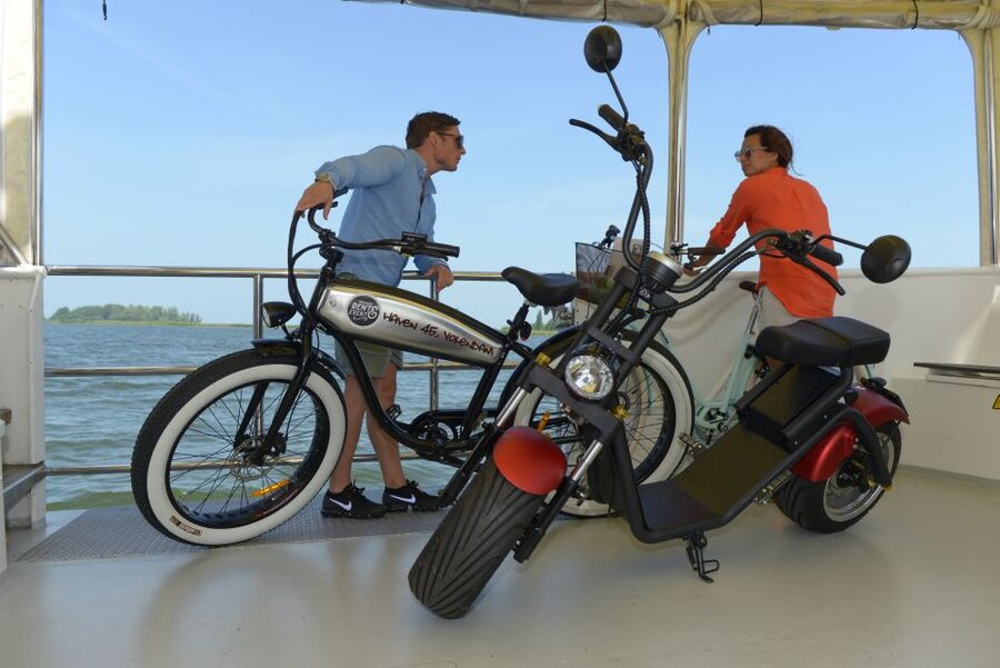 Volendam: E-Fatbike Rental - Starting beneath Volendam’s dike