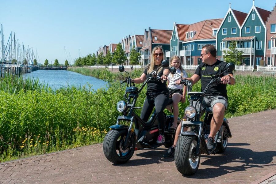 Volendam: E-Scooter Rental - Picking up your e-scooter at Haven no. 45