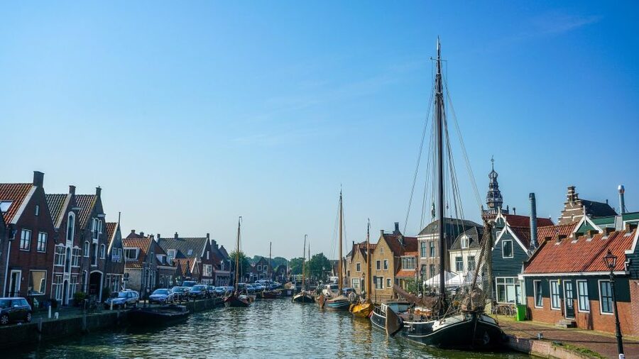 Volendam: E-Scooter Rental - Monnickendam: old harbor and brewery stop