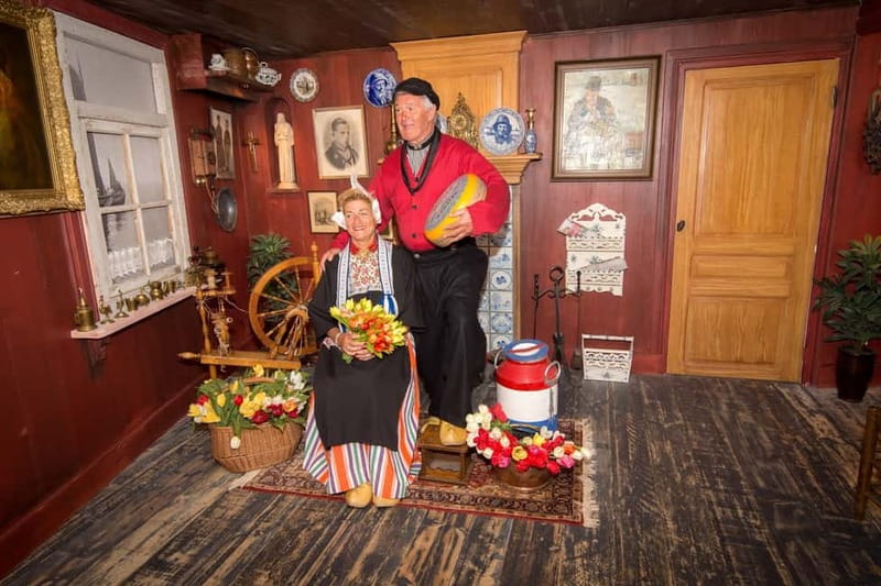 Volendam: Photo Opportunity in Traditional Dutch Costume - Arriving at the Local Operator’s Office