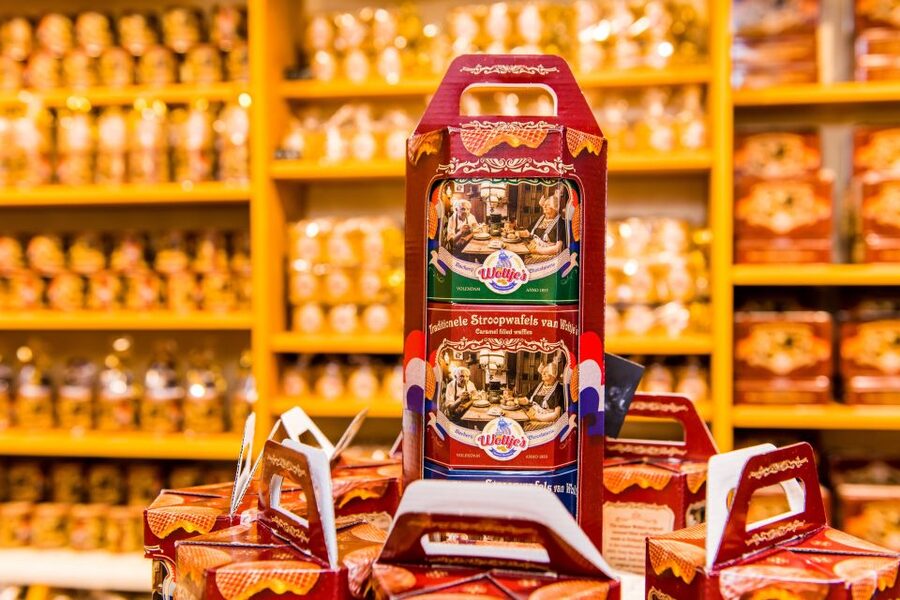 Volendam: Stroopwafel Experience with Tasting - Tasting the flavors and choosing a souvenir