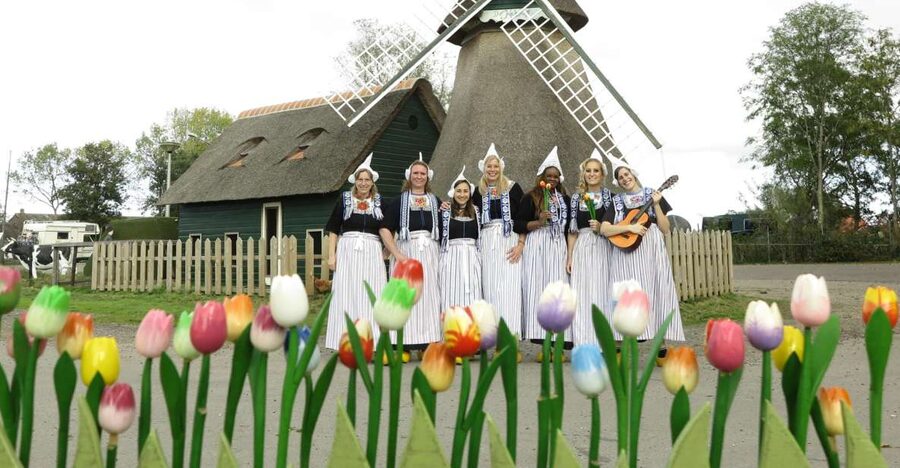 Volendam: Traditional Costume Photo with Cheese & Clog Tour - Who will enjoy this most?