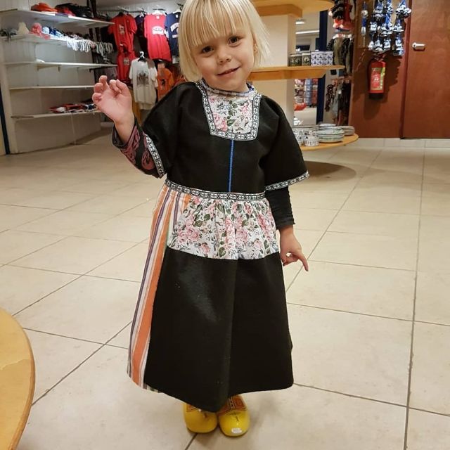 Volendam: Traditional Costume Photo with Cheese & Clog Tour - Watching wood become a Dutch clog